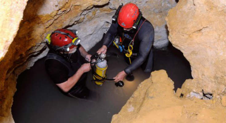 Οι σπηλαιολόγοι που ερευνούν το σπάνιο αυτό οικοσύστημα 