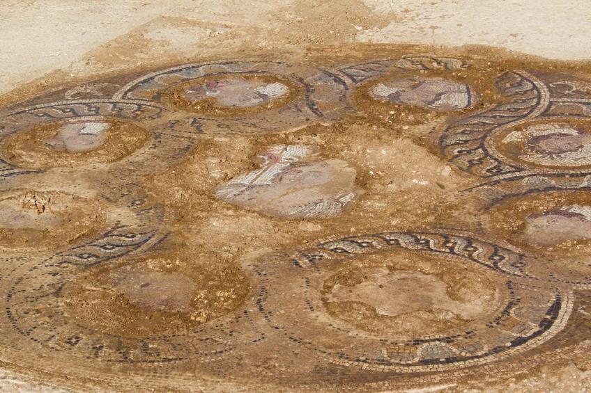Η ανασκαφή του Τμήματος Αρχαιοτήτων Κύπρου εντός της «νεκρής» ζώνης στην κοινότητα Ακακίου της επαρχίας Λευκωσίας έφερε στο φως ψηφιδωτό , που οι αρχαιολόγοι το τοποθετούν στον 4ο π.Χ αιώνα και απεικονίζει παράσταση αρματοδρομιών σε εξέλιξη εντός ιπποδρόμου και πλούσιο γεωμετρικό διάκοσμο, Τρίτη 9 Αυγούστου 2016. Το ψηφιδωτό εντυπωσιάζει με τη θεματολογία του, που είναι μοναδική στην Κύπρο, αλλά και για την υψηλή ποιότητα κατασκευής του. ΑΠΕ-ΜΠΕ/ΓΤΠ/ΣΤΑΥΡΟΣ ΙΩΑΝΝΙΔΗΣ