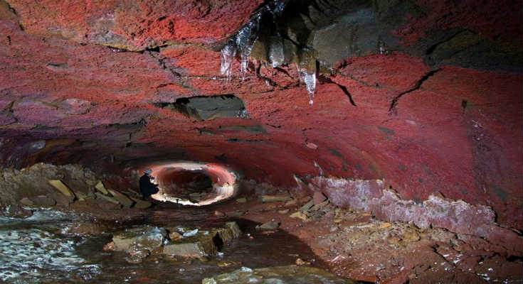 islandia-katakokkino-tounel-lavas Το τούνελ-σπηλιά, το οποίο δημιουργήθηκε πριν από περίπου δύο χιλιάδες χρόνια, είναι γεμάτο από σταλαγμίτες και σταλακτίτες