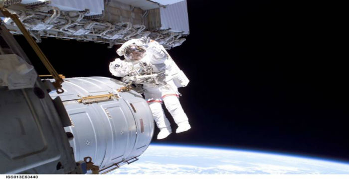 diastimikos-peripatos-astronafton-exo-apo-ton-diethni-diastimiko-stathmo-vinteo