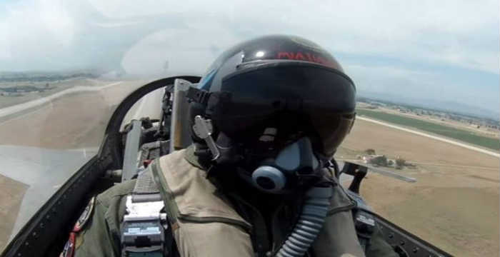 ellinas-pilotos-dekato-defteroleptou-den-erixa-tourko