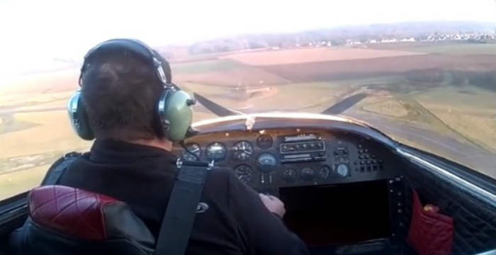 gallos-pilotos-katagrafi-ptosi-aeroplanou Ο πιλότος που όπως αναφέρει το δημοσίευμα της Daily Mail είναι έμπειρος με περισσότερες από 400 ώρες πτήσεις, έμεινε ψύχραιμος και ακολούθησε την προβλεπόμενη διαδικασία