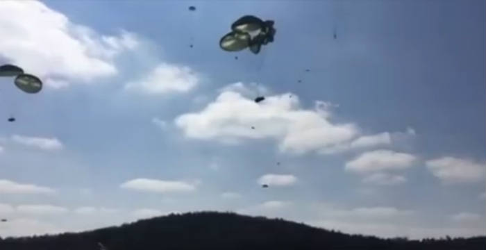 humvees-amerikanikou-stratou-sintrivonte-edafos-meta-lathos-ripsi-video