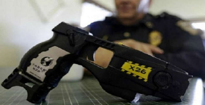 Taser: Το όπλο με ηλεκτρισμό που έχει η ιταλική αστυνομία για τους οπαδούς στα γήπεδα Taser: Το όπλο με ηλεκτρισμό που έχει η ιταλική αστυνομία για τους οπαδούς στα γήπεδα